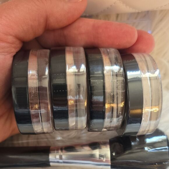 Luxurious Mineral Makeup & Brush NWT - Picture 4 of 6